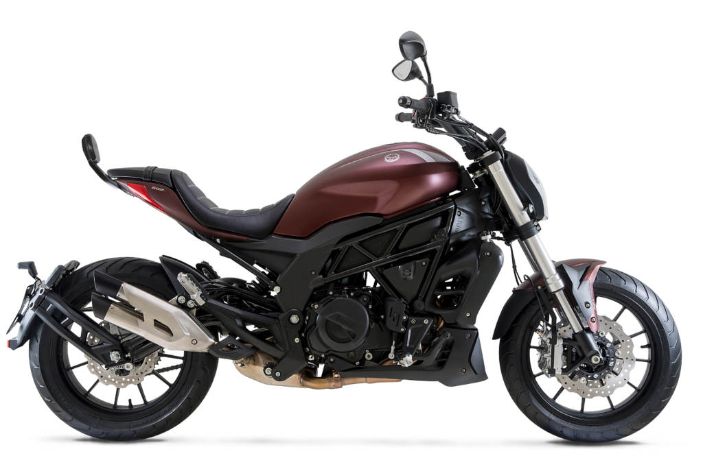 La 502C de Benelli causa una primera impresión intensa con sus líneas elegantes y agresivas y su postura larga y baja. Respalda su estilo atrevido con una impresionante variedad de tecnologías